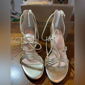 PERPHY WOMENS CRISSCROSS OPEN TOE STRAPPY CHUNKY HEELS. NWT. SIZE 10.